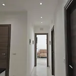Metro Apartment *