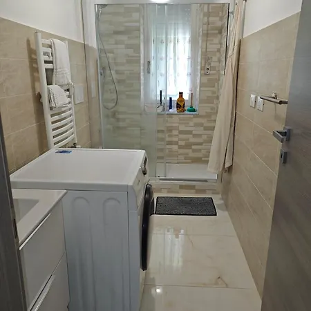 Metro Apartment *